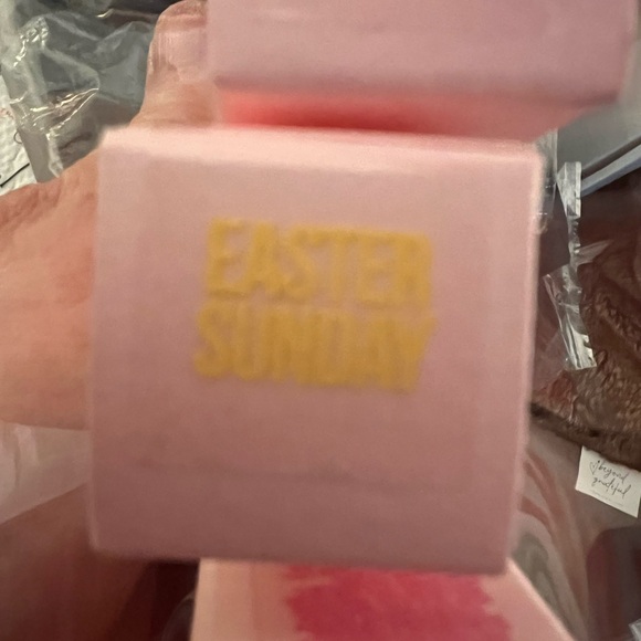Jeffree Star Velvet Trap Lipstick in Easter Sunday - Picture 5 of 5
